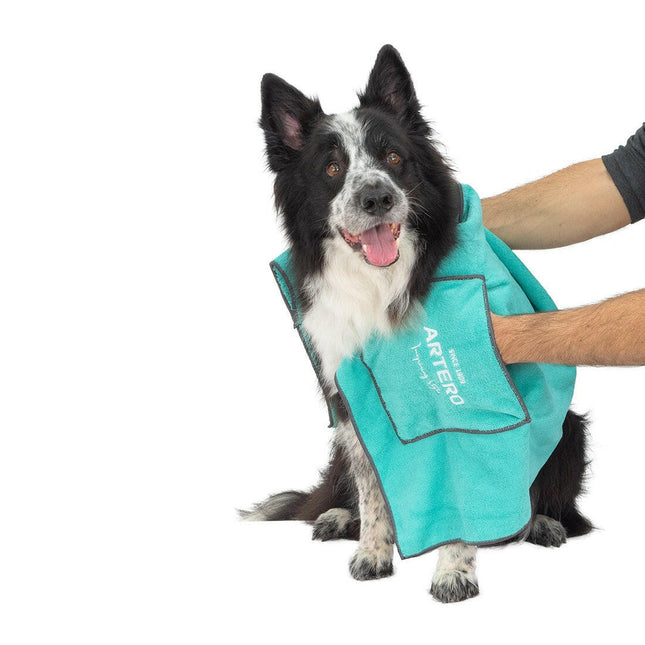 Artero Zumba Towel 100x50 - microfiber towel for dogs and cats, with hand pockets.